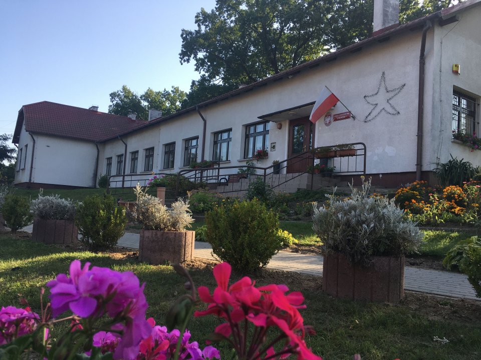 Szkoła Podstwowa w Płowężu Budynek Szkoły Podstawowej w Płowężu